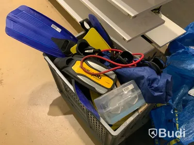 Våtdräkt, simfenor och en torrdräkt